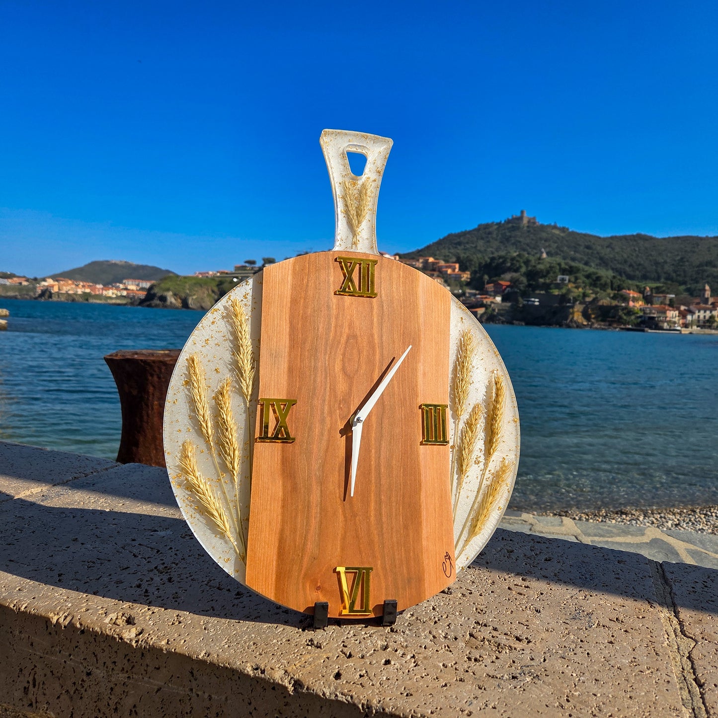 Horloge murale artisanale en bois de cerisier et résine avec épis de blé, collection Collioure, fabrication française fait main.