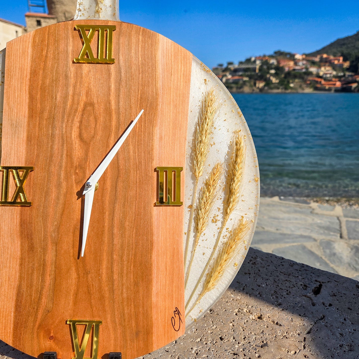 Horloge murale artisanale en bois de cerisier et résine avec épis de blé, collection Collioure, fabrication française fait main.