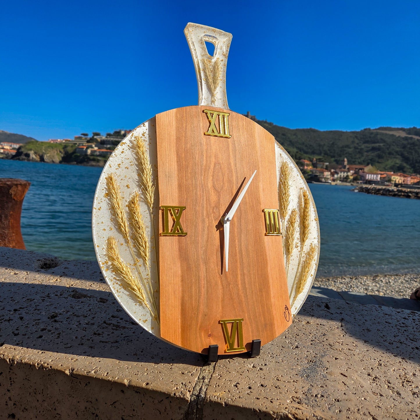 Horloge murale artisanale en bois de cerisier et résine avec épis de blé, collection Collioure, fabrication française fait main.