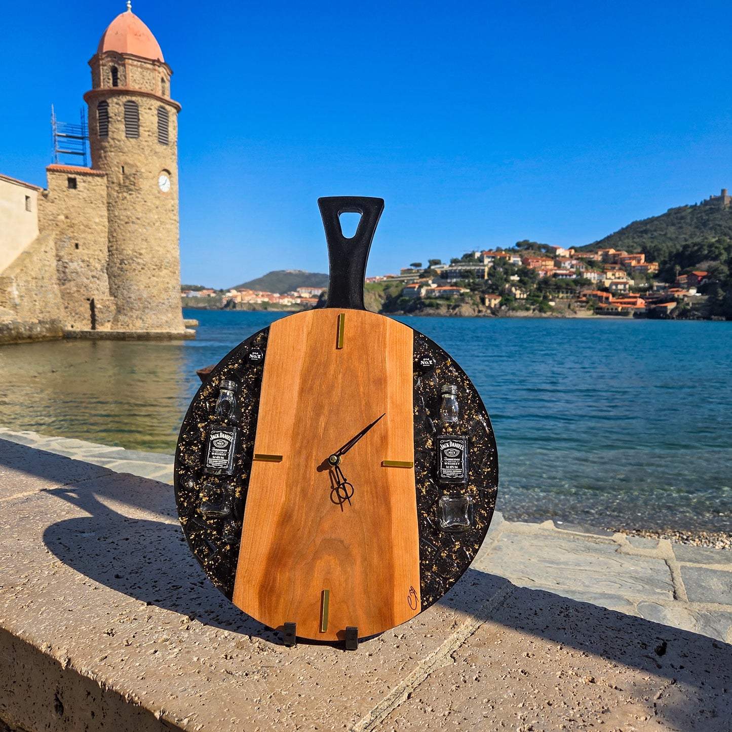 Horloge artisanale en bois de cerisier et résine noire avec mini bouteilles Jack Daniel’s, création haut de gamme faite main