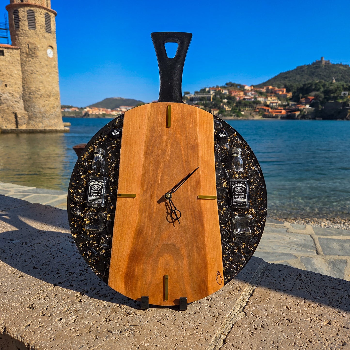Horloge artisanale en bois de cerisier et résine noire avec mini bouteilles Jack Daniel’s, création haut de gamme faite main