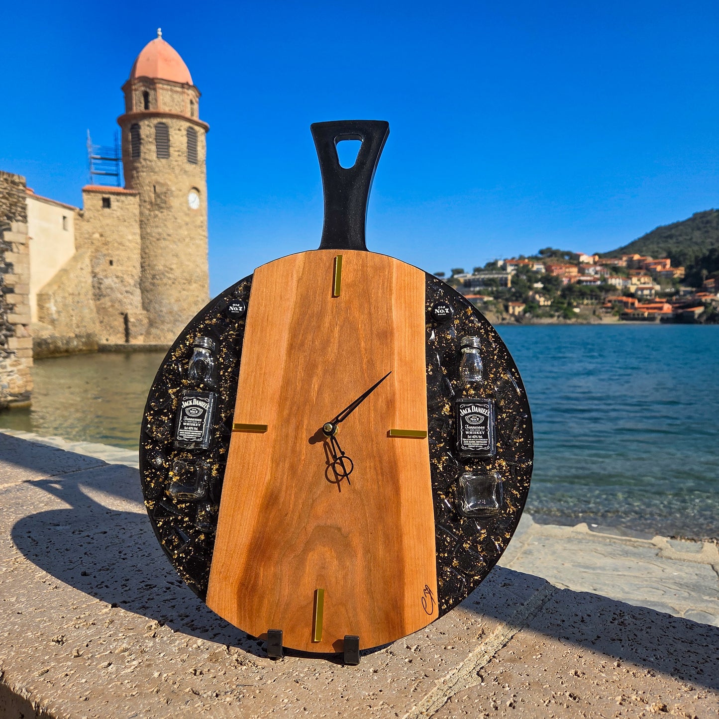 Horloge artisanale en bois de cerisier et résine noire avec mini bouteilles Jack Daniel’s, création haut de gamme faite main