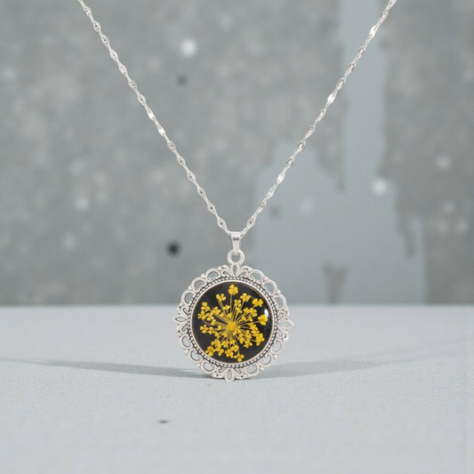 Pendentif “Éclat Solaire” – Résine noire & fleurs naturelles jaunes