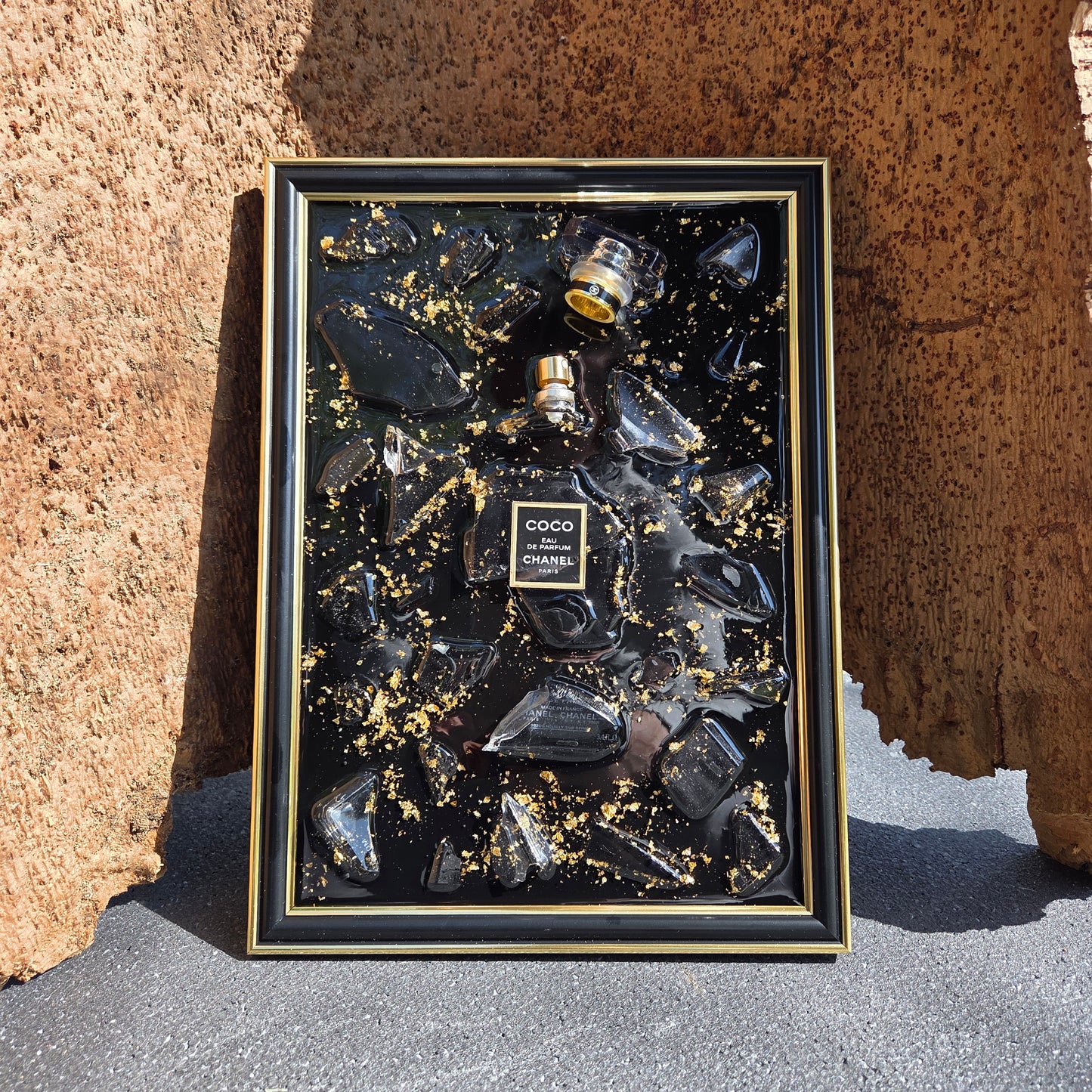 Tableau unique parfum Coco Chanel en résine époxy, feuilles d'or et éclats de verre.