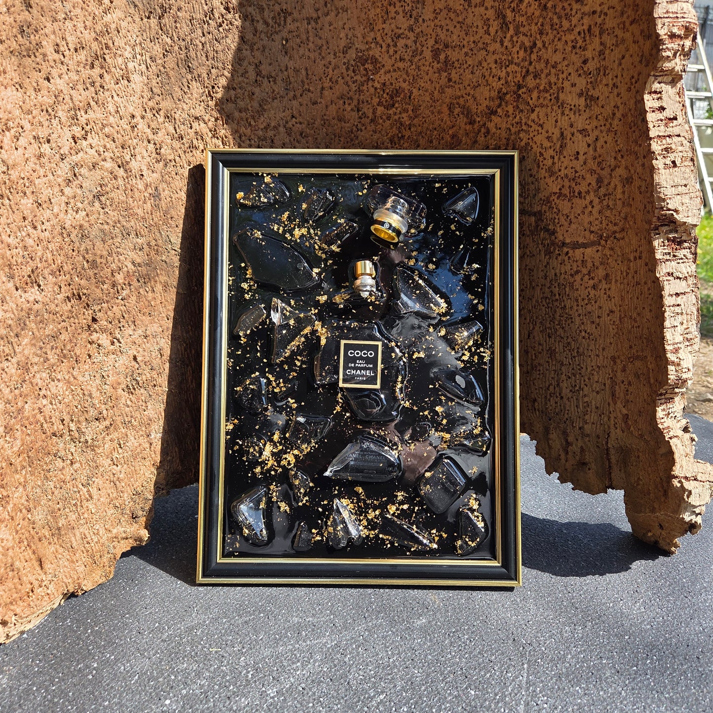 Tableau unique parfum Coco Chanel en résine époxy, feuilles d'or et éclats de verre.