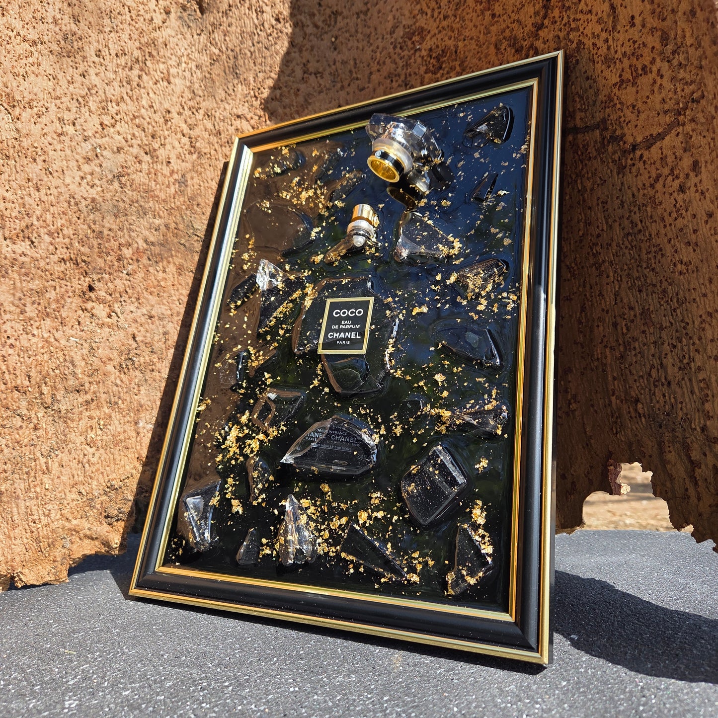 Tableau unique parfum Coco Chanel en résine époxy, feuilles d'or et éclats de verre.