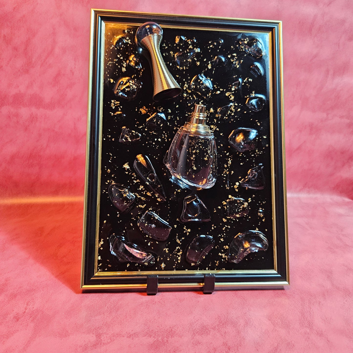 Tableau unique flacon Dior résine epoxy et feuille d’or. - Création originale fait main