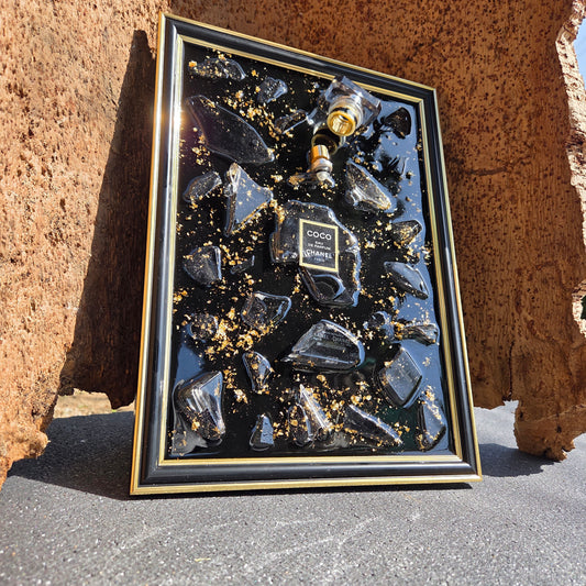 Tableau unique parfum Coco Chanel en résine époxy, feuilles d'or et éclats de verre.