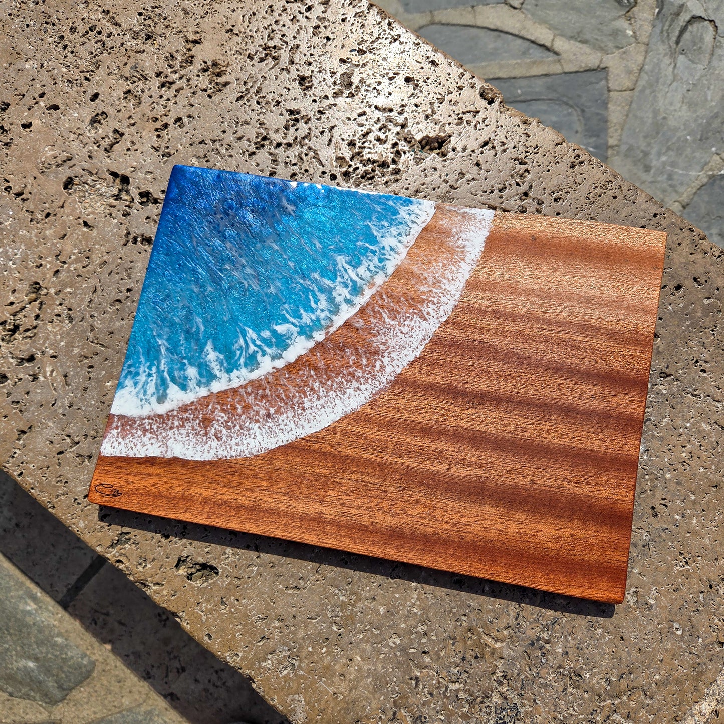 Planche à découper en bois massif et vague en résine alimentaire