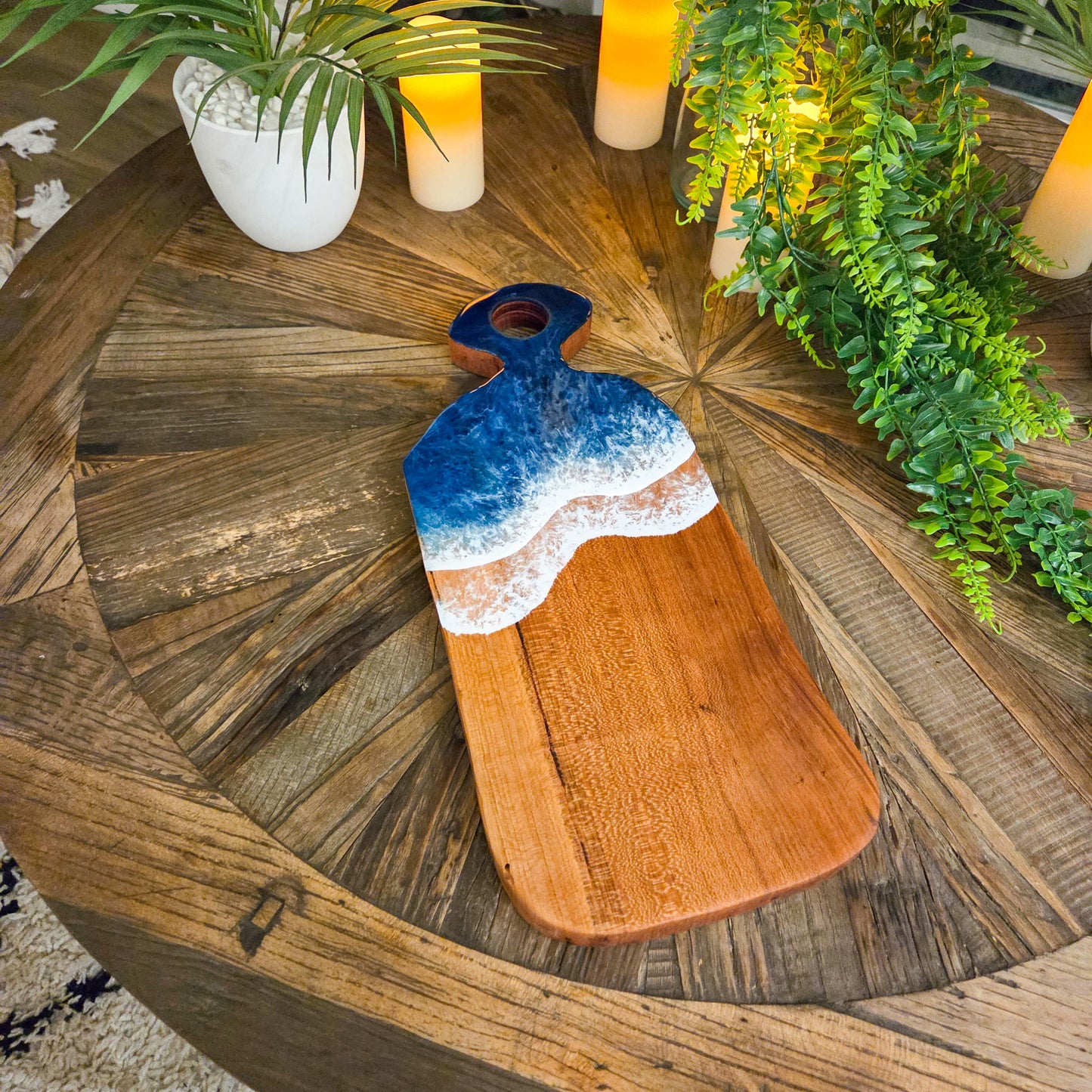 Planche a découper artisanale en bois massif et résine époxy effet vague personnalisée