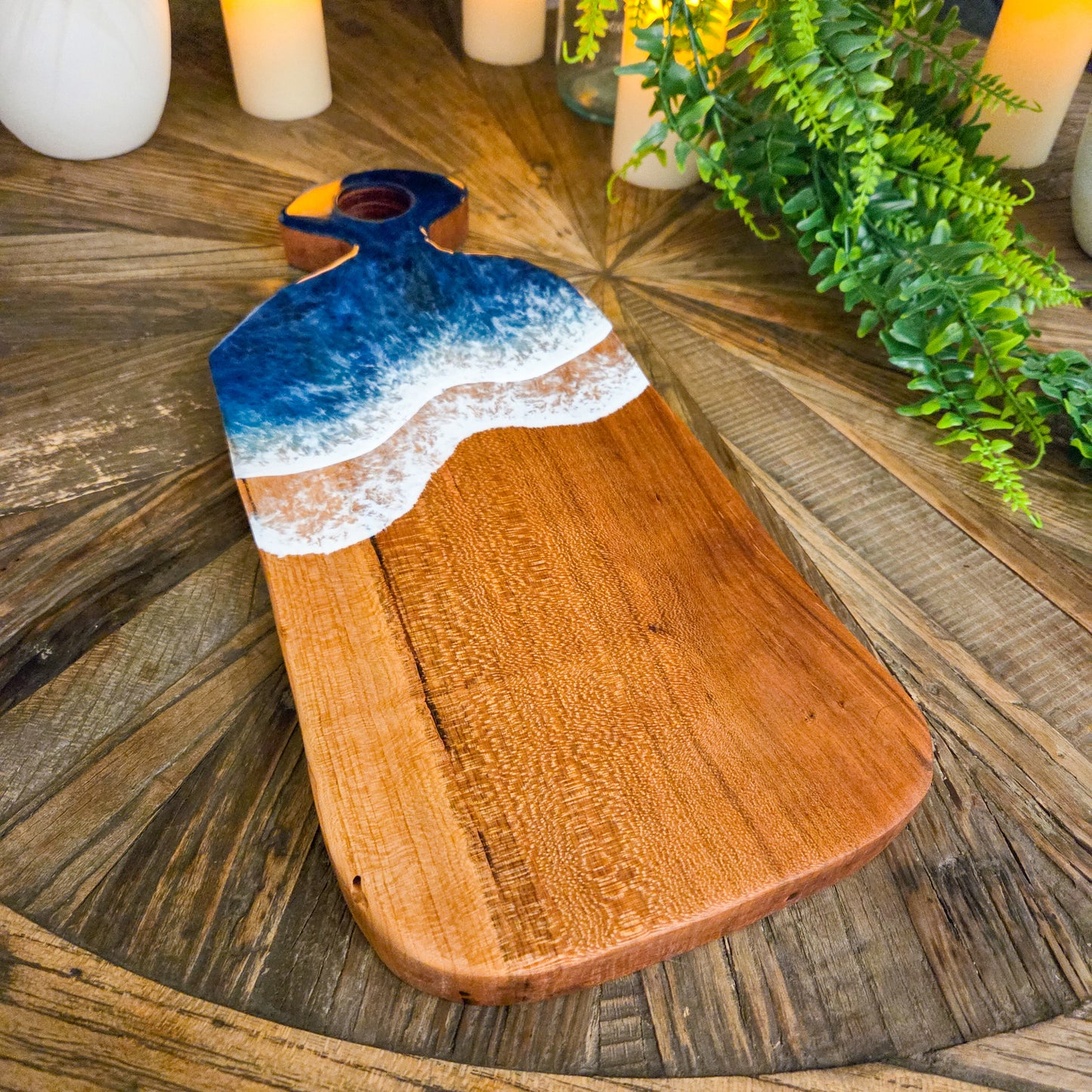 Planche a découper artisanale en bois massif et résine époxy effet vague personnalisée