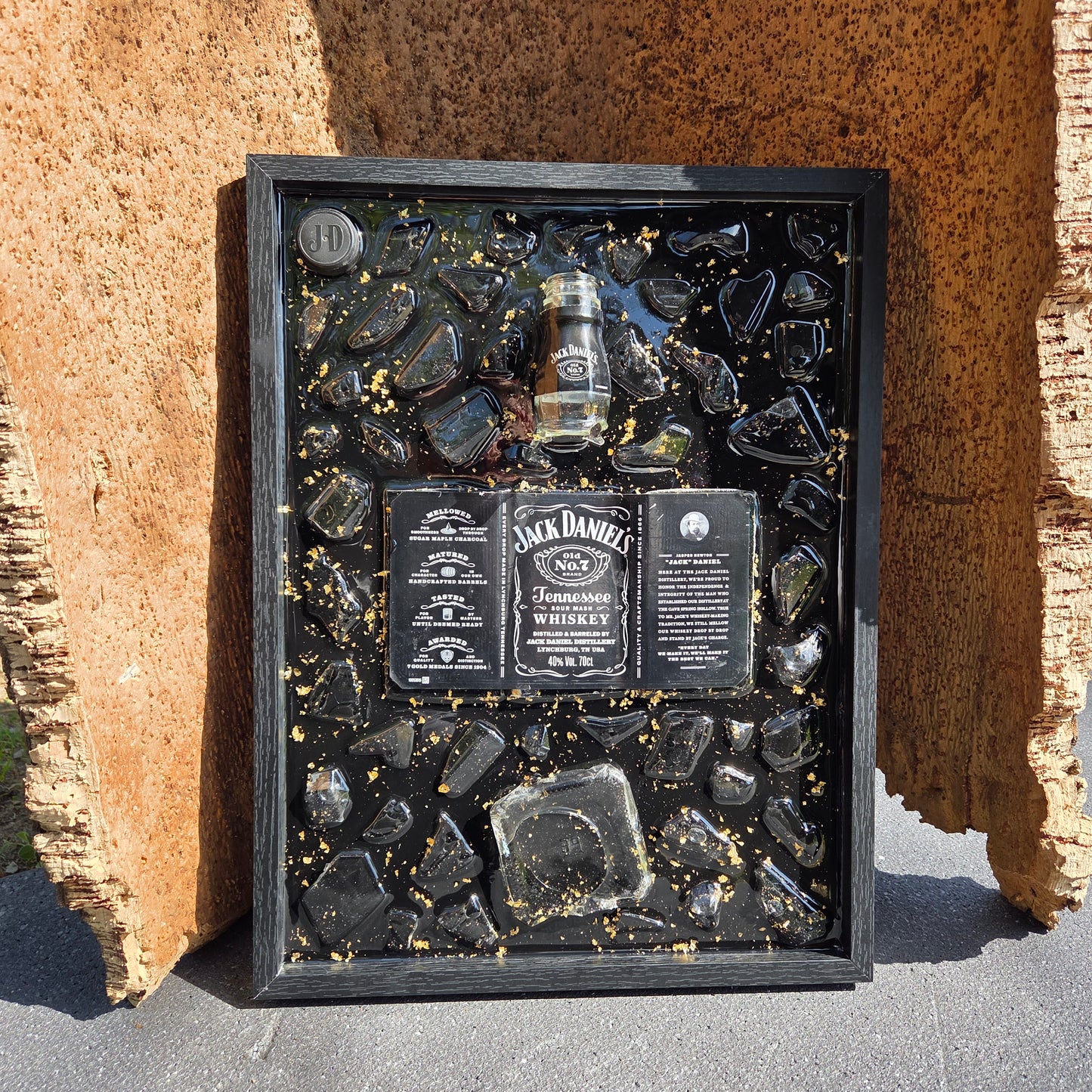 Tableau décoratif artisanal Jack Daniel’s avec bouteille et éclats de verre vert coulés dans la résine époxy avec feuilles d'or, cadre noir élégant, création unique faite main