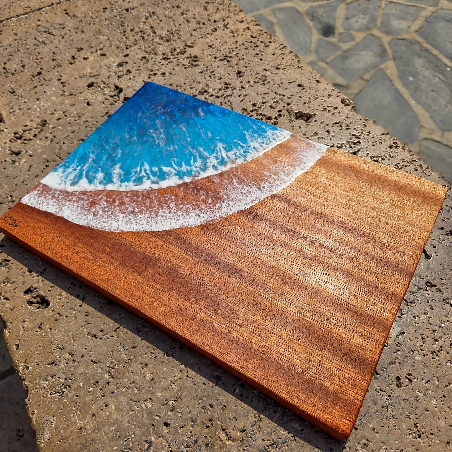 Planche à découper en bois massif et vague en résine alimentaire