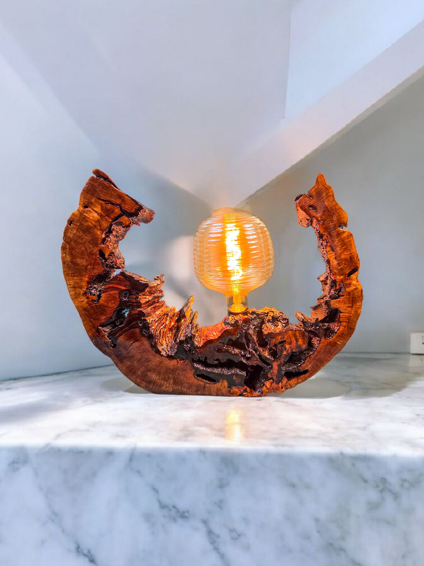 Lampe design en bois de chêne centenaire et résine époxy – Pièce unique faite main