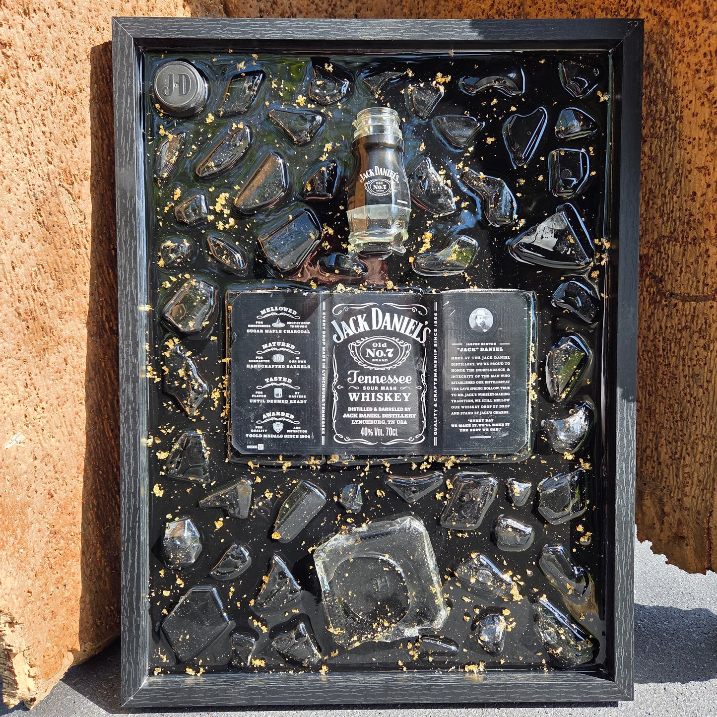 Tableau décoratif artisanal Jack Daniel’s avec bouteille et éclats de verre vert coulés dans la résine époxy avec feuilles d'or, cadre noir élégant, création unique faite main
