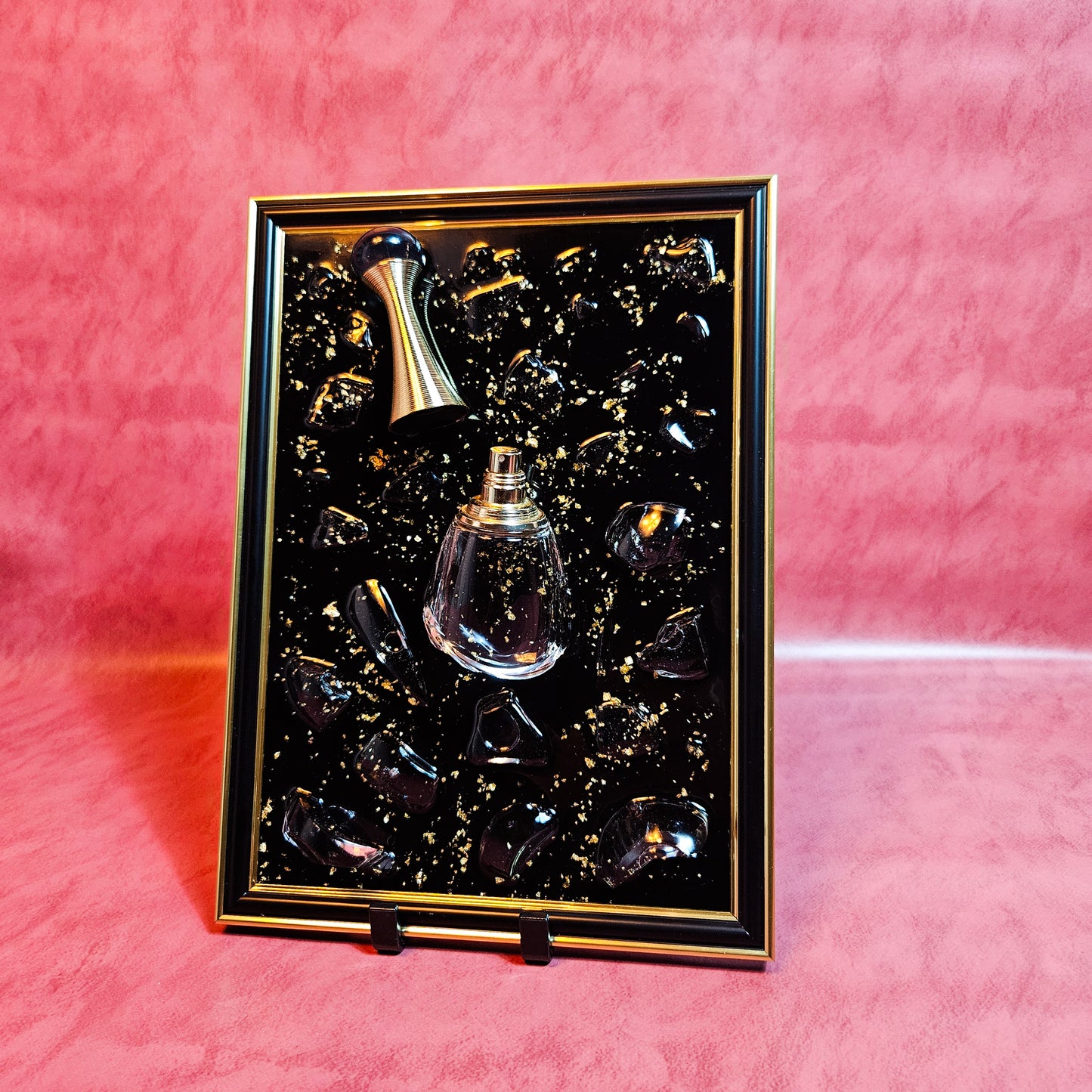 Tableau unique flacon Dior résine epoxy et feuille d’or. - Création originale fait main
