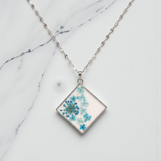 Pendentif "Fleurs Lagon" Bijou artisanal en résine et fleurs naturelles bleues