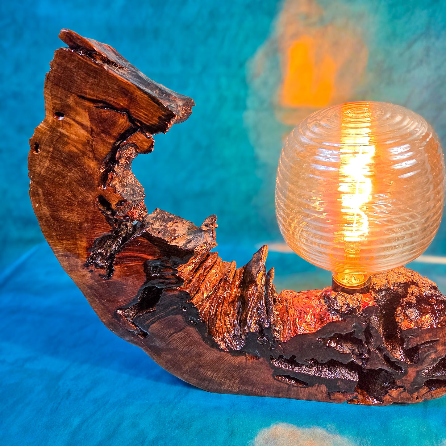 Lampe design en bois de chêne centenaire et résine époxy – Pièce unique faite main
