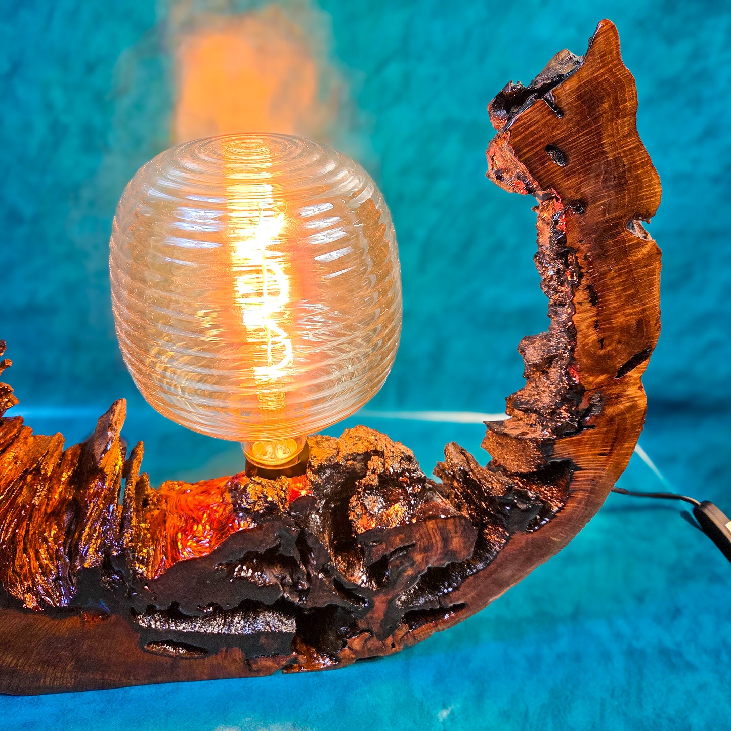 Lampe design en bois de chêne centenaire et résine époxy – Pièce unique faite main