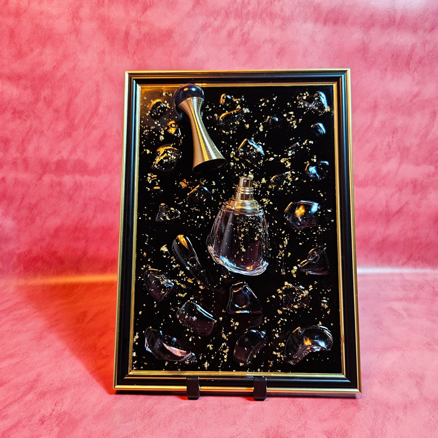 Tableau unique flacon Dior résine epoxy et feuille d’or. - Création originale fait main