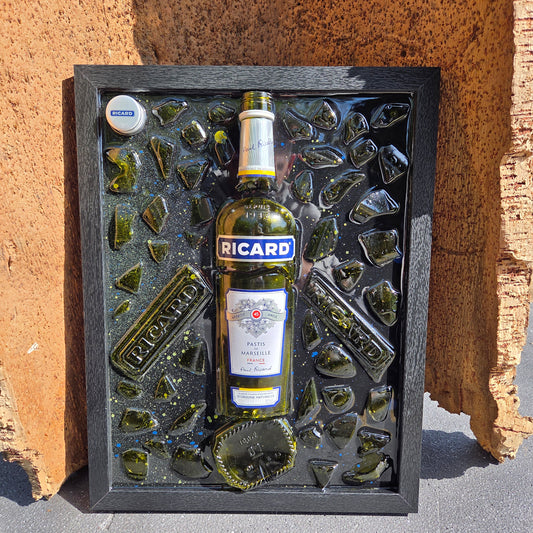 Tableau Ricard en résine époxy, gros plan sur la bouteille et les éclats de verre vert