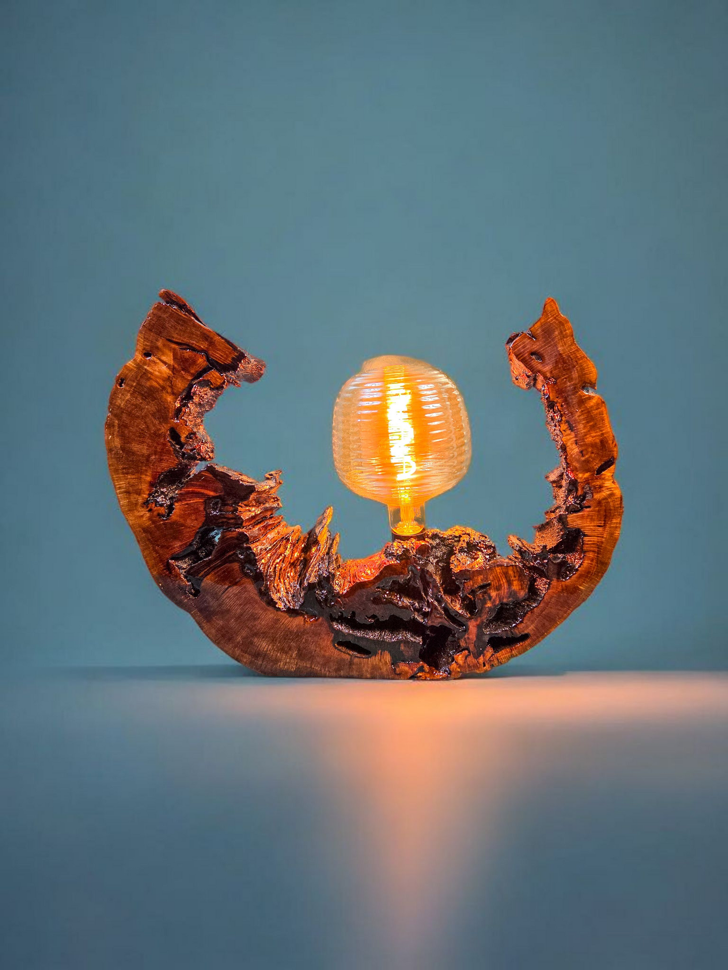 Lampe design en bois de chêne centenaire et résine époxy – Pièce unique faite main