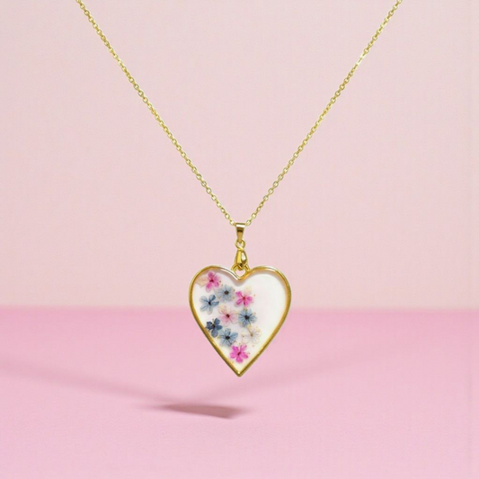 Pendentif “Cœur Fleurie” – Résine & fleurs naturelles multicolores