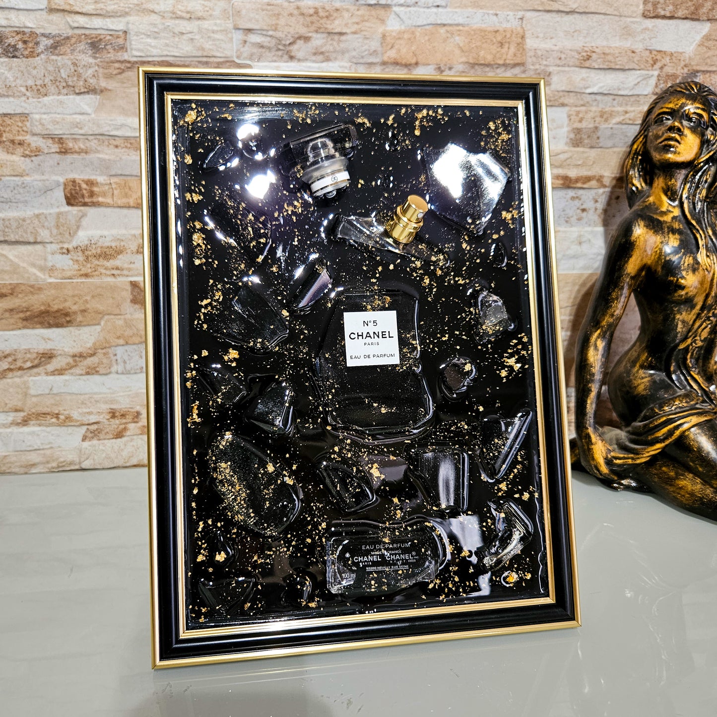 Tableau déco noir et or en résine époxy avec éclats de verre et flacon Chanel, fait main en France