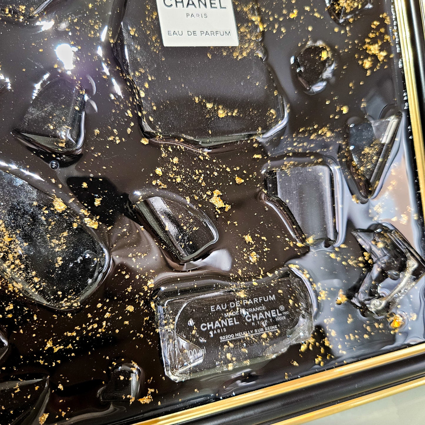 Tableau déco noir et or en résine époxy avec éclats de verre et flacon Chanel, fait main en France