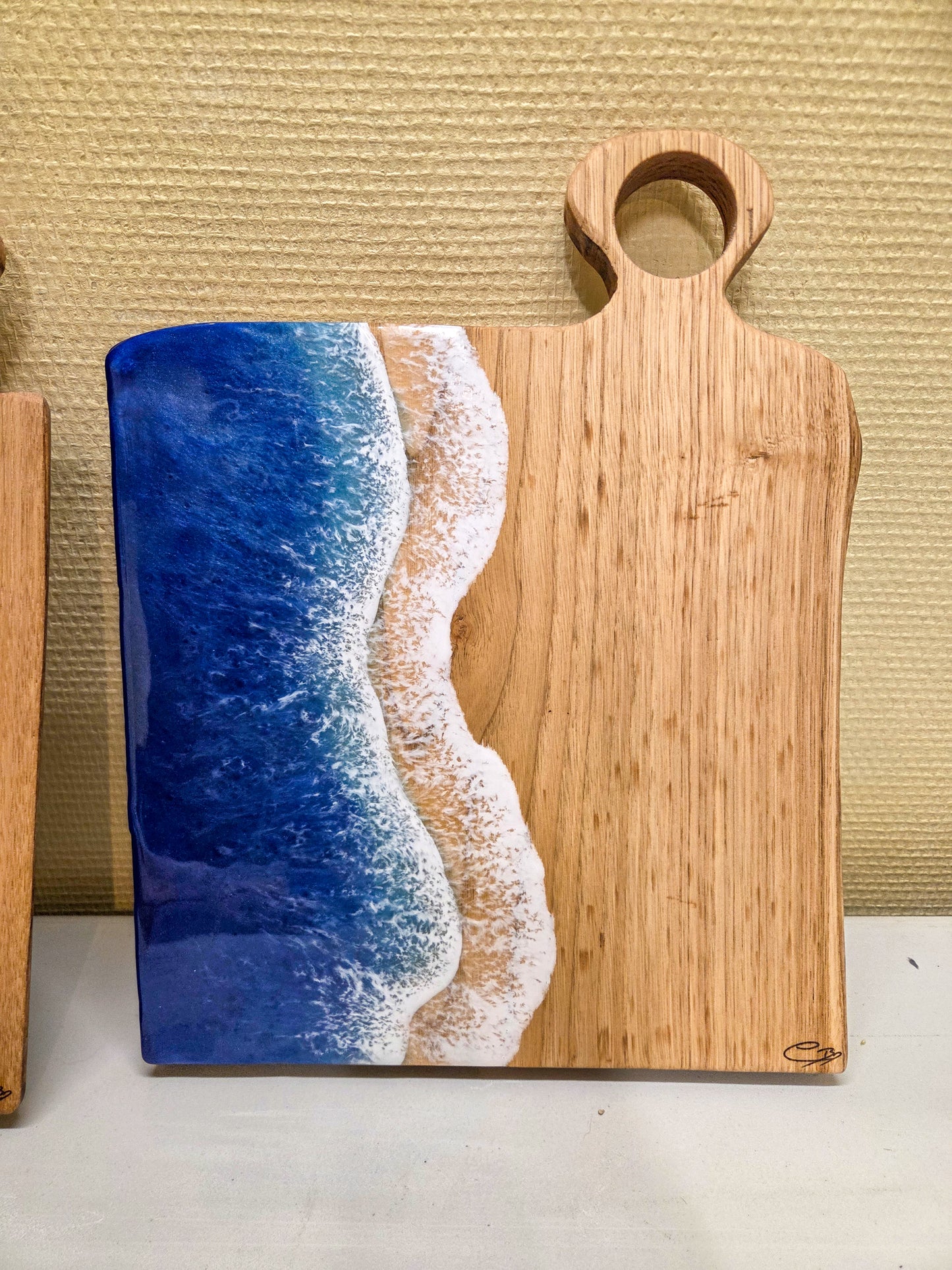 Planche à découper en bois massif et vague en résine alimentaire