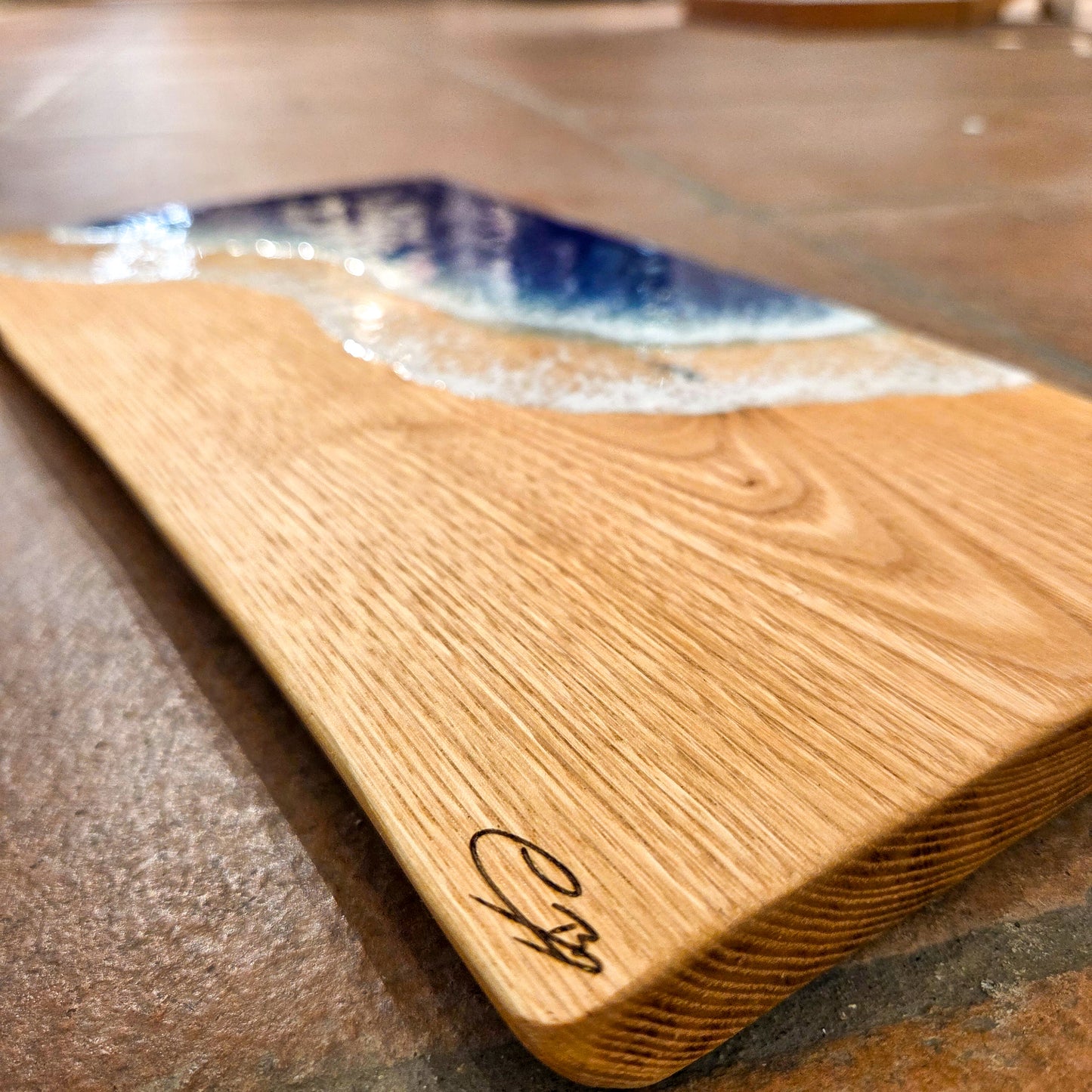 Planche à découper en bois massif et vague en résine alimentaire 38x20 cm live edge