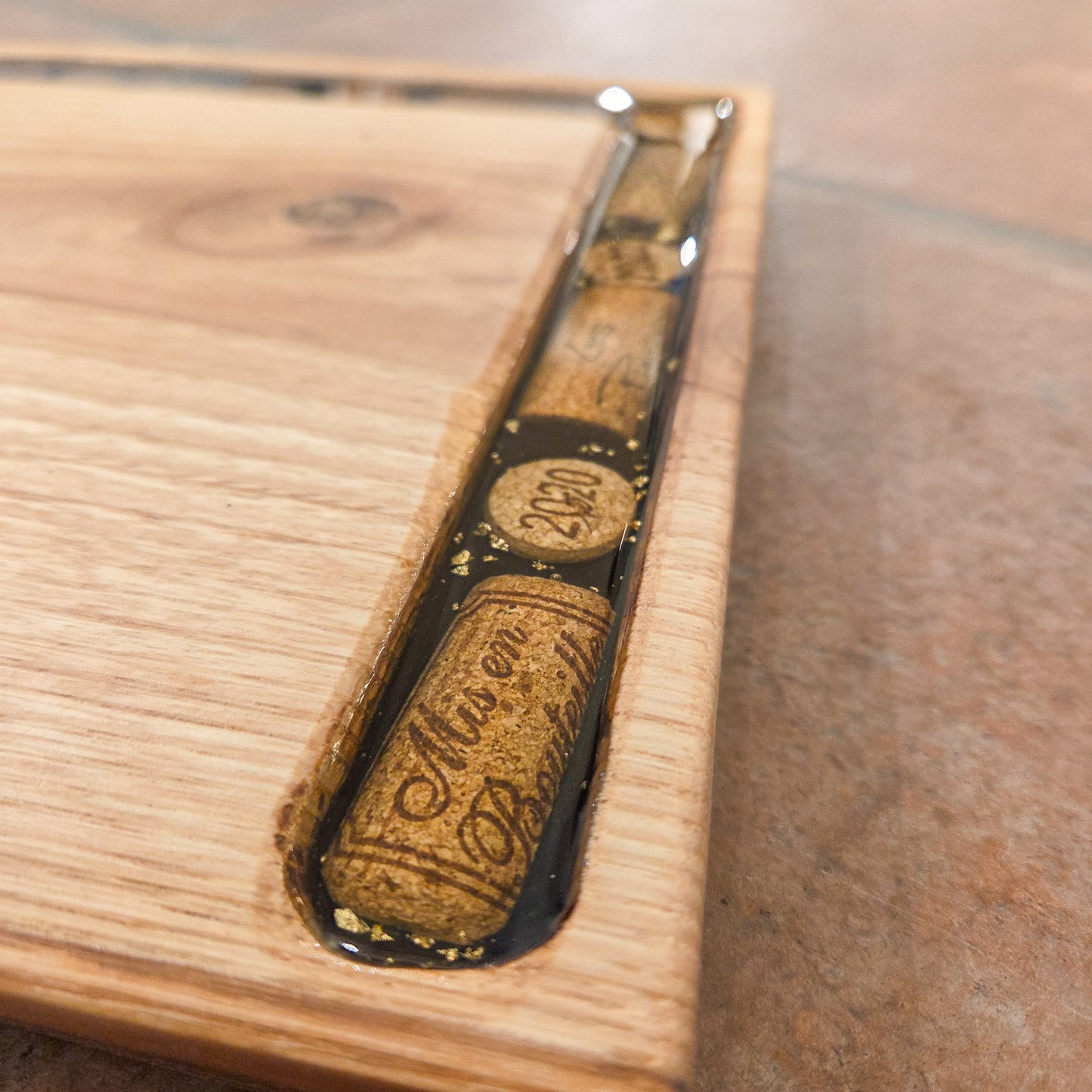Planche a Découper en Châtaignier Massif avec bouchons de vin en liège et résine époxy – 35×25 cm