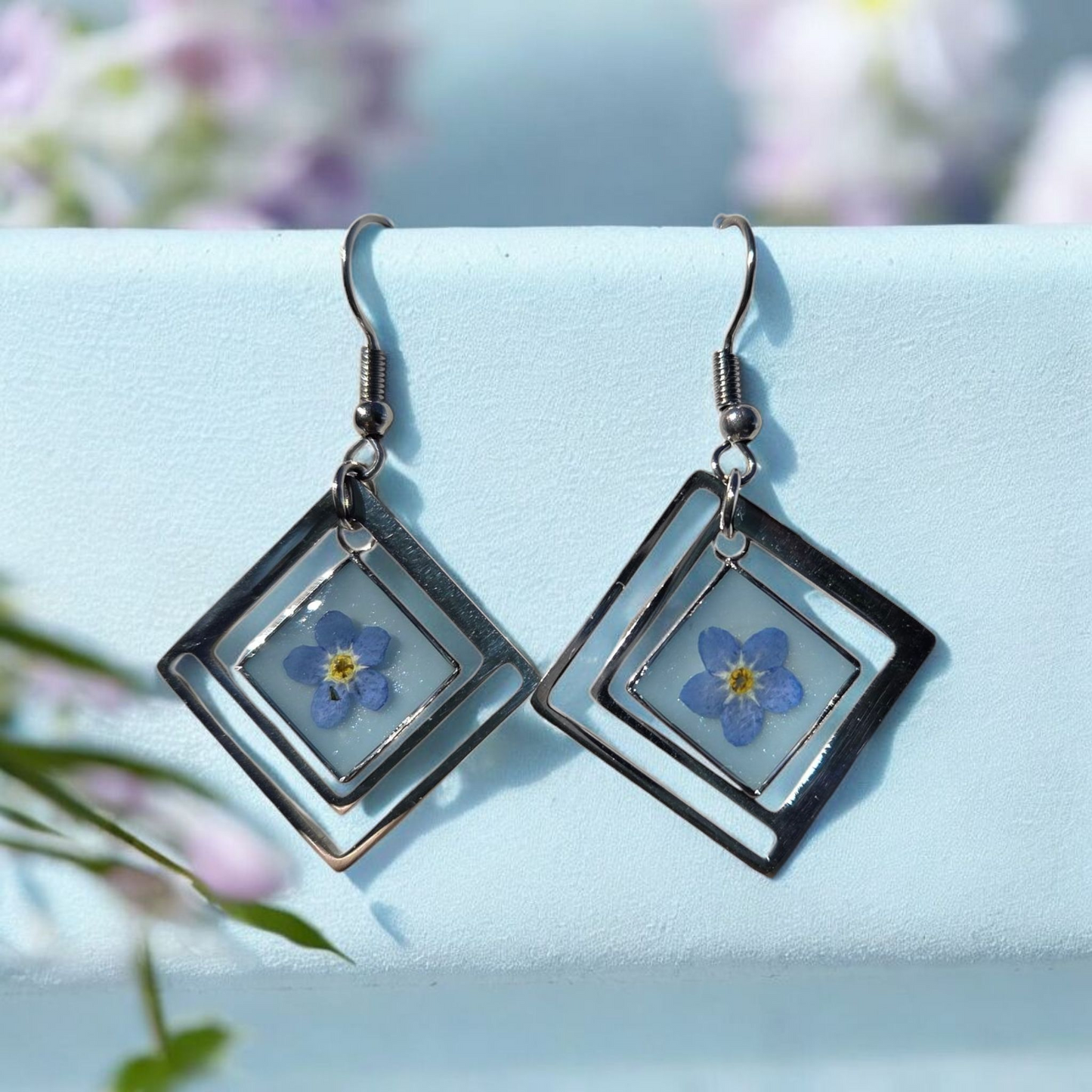 Boucles d’oreilles " Géométrie Azur " Résine & fleurs naturelles bleues