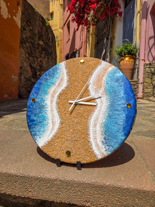 Horloge d’Art "Évasion Marine" — Bois, sable naturel et résine époxy