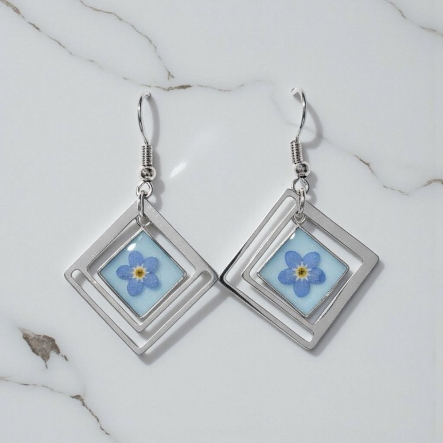 Boucles d’oreilles " Géométrie Azur " Résine & fleurs naturelles bleues