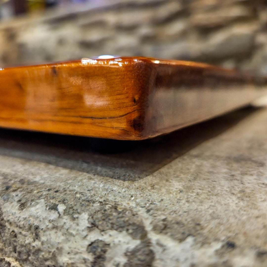 Plateau de présentation en bois de IF et résine époxy