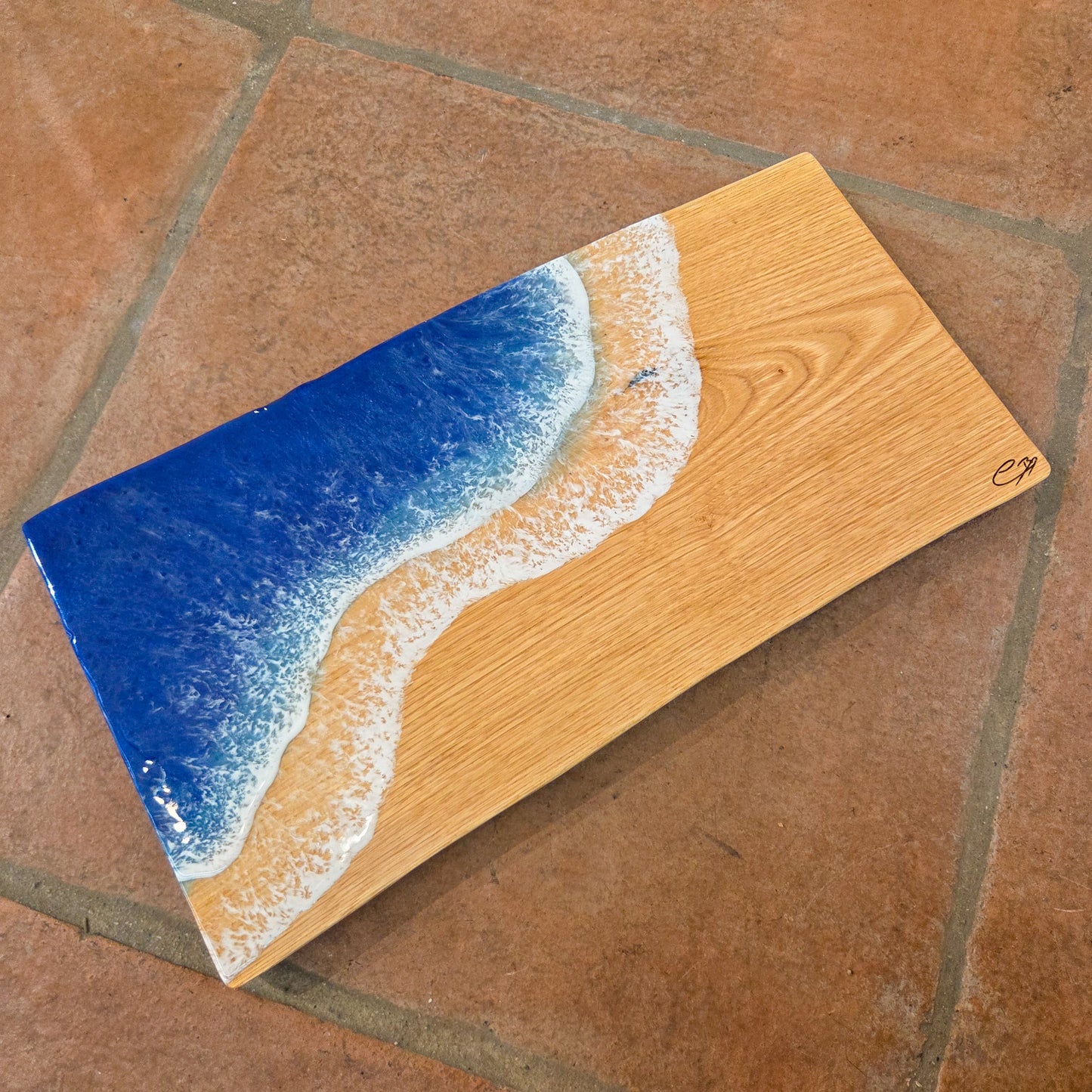 Planche à découper en bois massif et vague en résine alimentaire 38x20 cm live edge