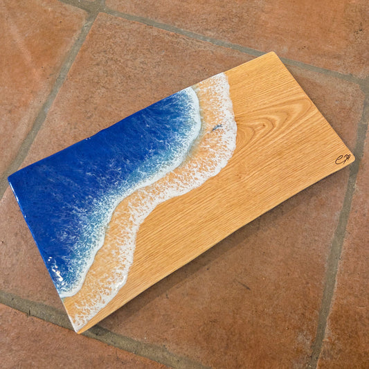 Planche à découper en bois massif et vague en résine alimentaire 38x20 cm live edge