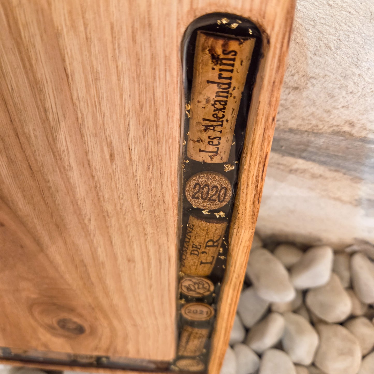 Planche a Découper en Châtaignier Massif avec bouchons de vin en liège et résine époxy – 35×25 cm