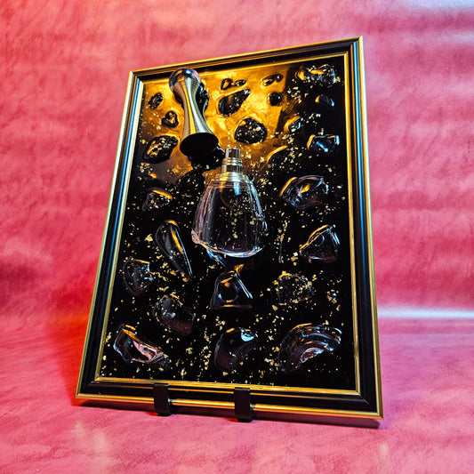 Tableau unique flacon Dior résine epoxy et feuille d’or. - Création originale fait main