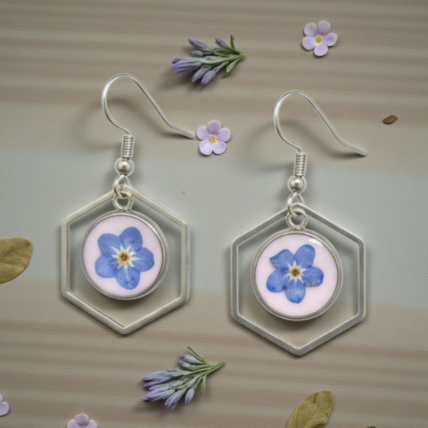 Boucles d’oreilles Fleur d’Hexagone - Résine & fleur naturelle bleue