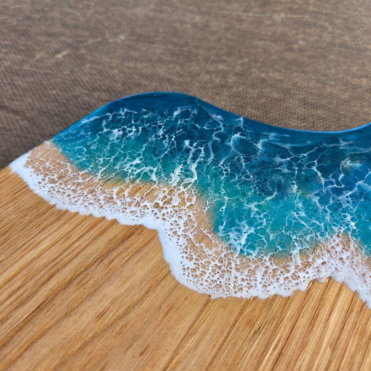 Planche à Découper Vague en Châtaignier Massif Taille S