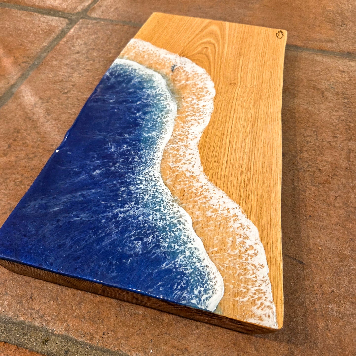 Planche à découper en bois massif et vague en résine alimentaire 38x20 cm live edge