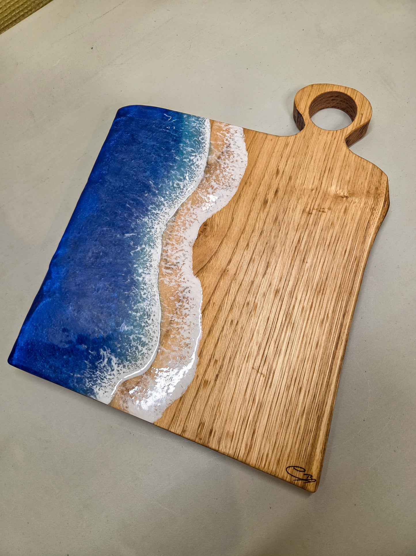 Planche à découper en bois massif et vague en résine alimentaire