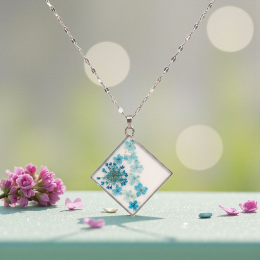 Pendentif "Fleurs Lagon"  Bijou artisanal en résine et fleurs naturelles bleues