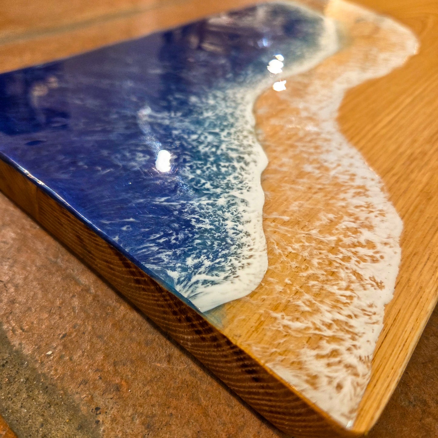Planche à découper en bois massif et vague en résine alimentaire 38x20 cm live edge