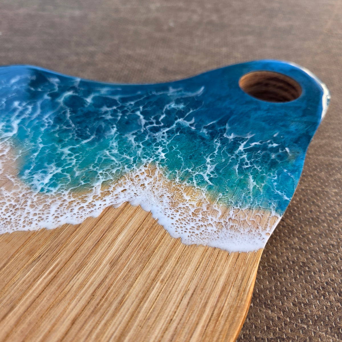 Planche à Découper Vague en Châtaignier Massif Taille S