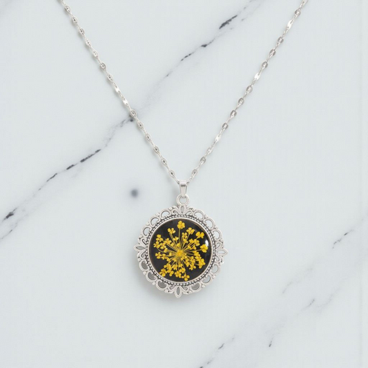 Pendentif “Éclat Solaire” – Résine noire & fleurs naturelles jaunes
