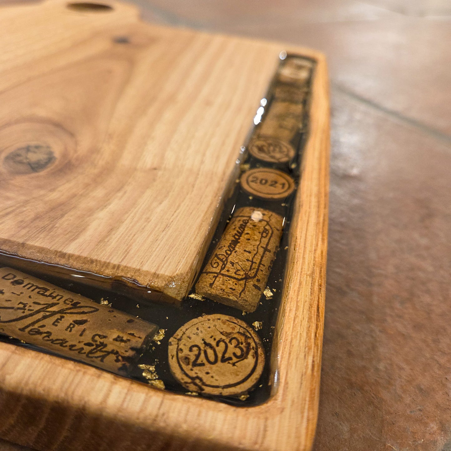 Planche a Découper en Châtaignier Massif avec bouchons de vin en liège et résine époxy – 35×25 cm
