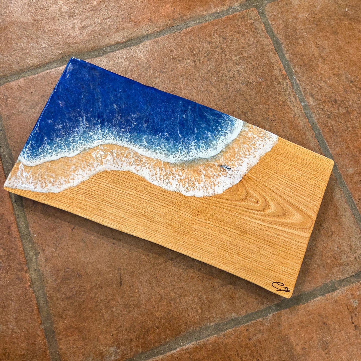 Planche à découper en bois massif et vague en résine alimentaire 38x20 cm live edge